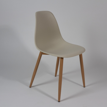 Chaise en plastique blanche, intéreur ou extérieur, avec pied en acier aspect bois