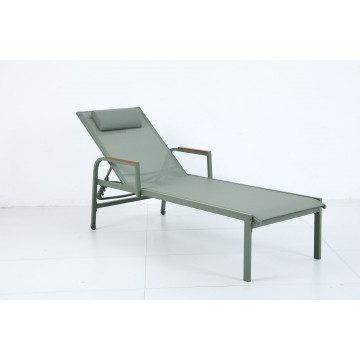 Chaise longue verte, armature en métal avec accoudoirs en bois