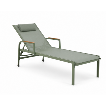Chaise longue verte, armature en métal avec accoudoirs en bois