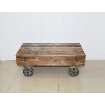 Table basse en bois sur quatre roulettes