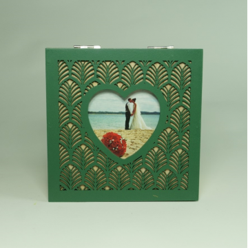 Boîte beige et verte, avec cadre photo en forme de cœur