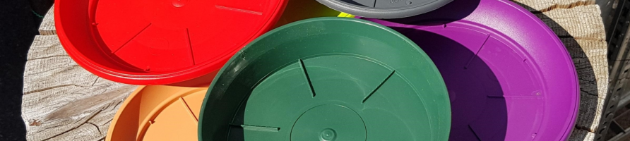 Soucoupes en plastique